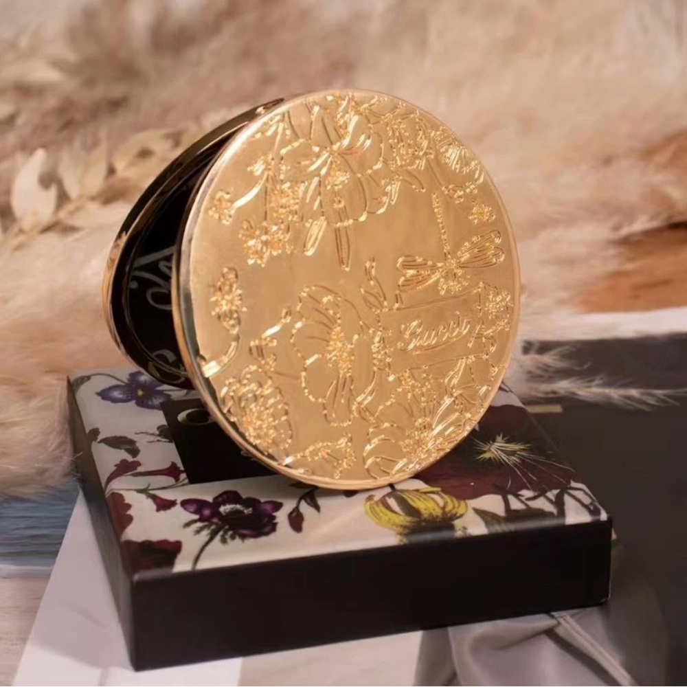 Gucci Flora Gold Floral Engraved Double Mirror Compact Rare Beauty Collectible